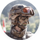 Uomo dell'esercito in casco e attrezzatura
